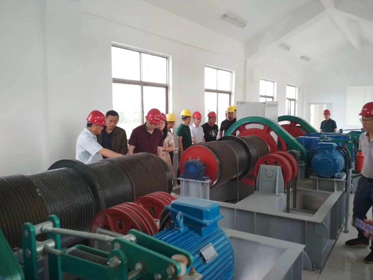 双吊点卷扬式启闭机